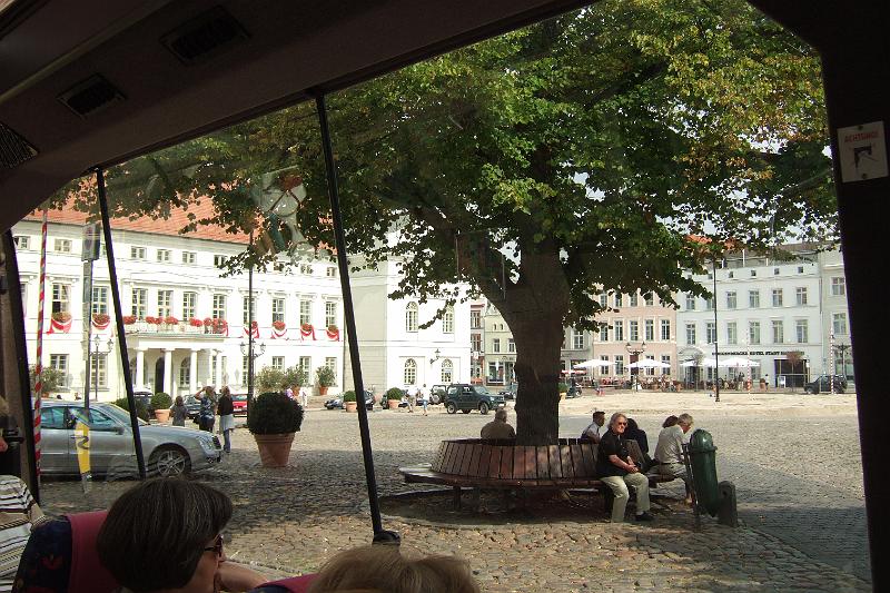 2009-08- (422).JPG - Großer Marktplatz mit klassizistischem Rathaus von 1817 ...